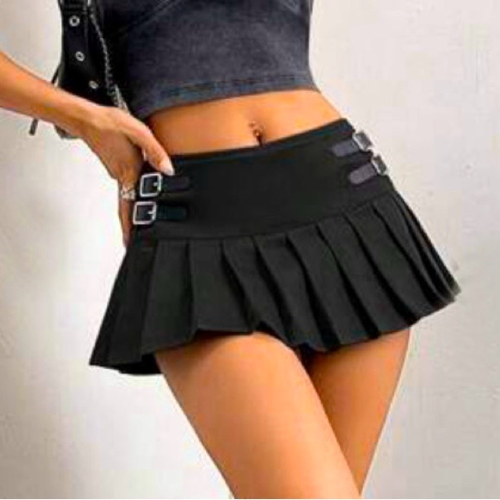 Forever 21 Black Pleated Mini Skirt